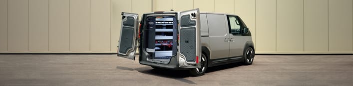 Der Kia PV5 Cargo in Heckansicht mit geöffneten Türen, eingebaute Würth-Regalsysteme sind sichtbar